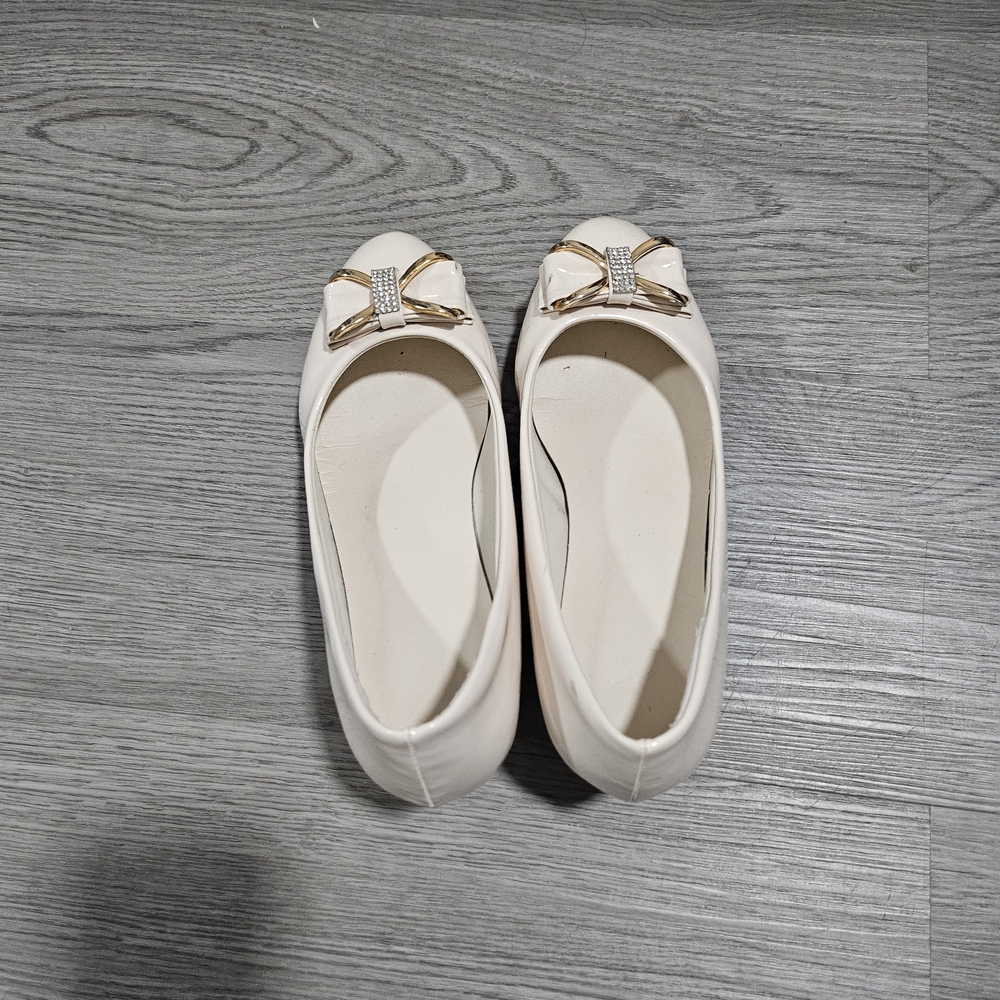 Elegant Cream Flats with Gold Bow
